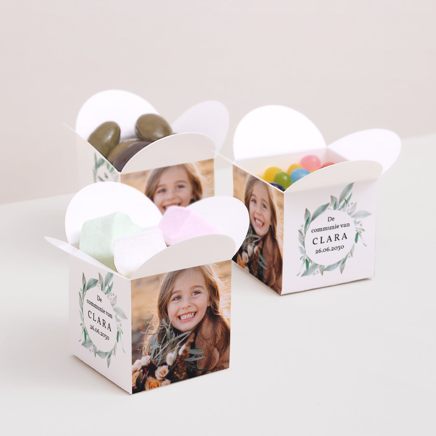 Doosje voor suikerbonen Communie Vlinderklep opening Bloemenkrans, medaillon en gouden kruis foto N° 3