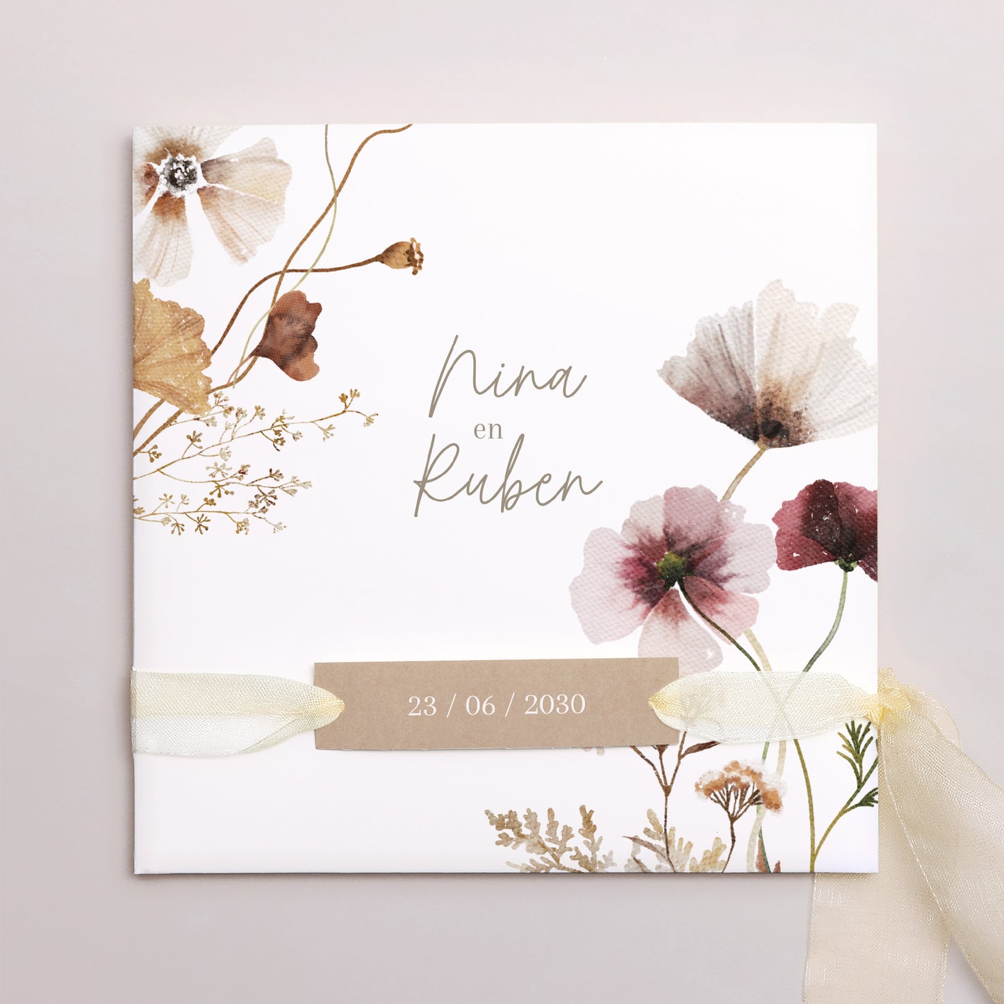 Uitnodigingskaart Huwelijk Vierkante tas, 3 kaarten, label Gedroogde veldbloemen II foto N° 1