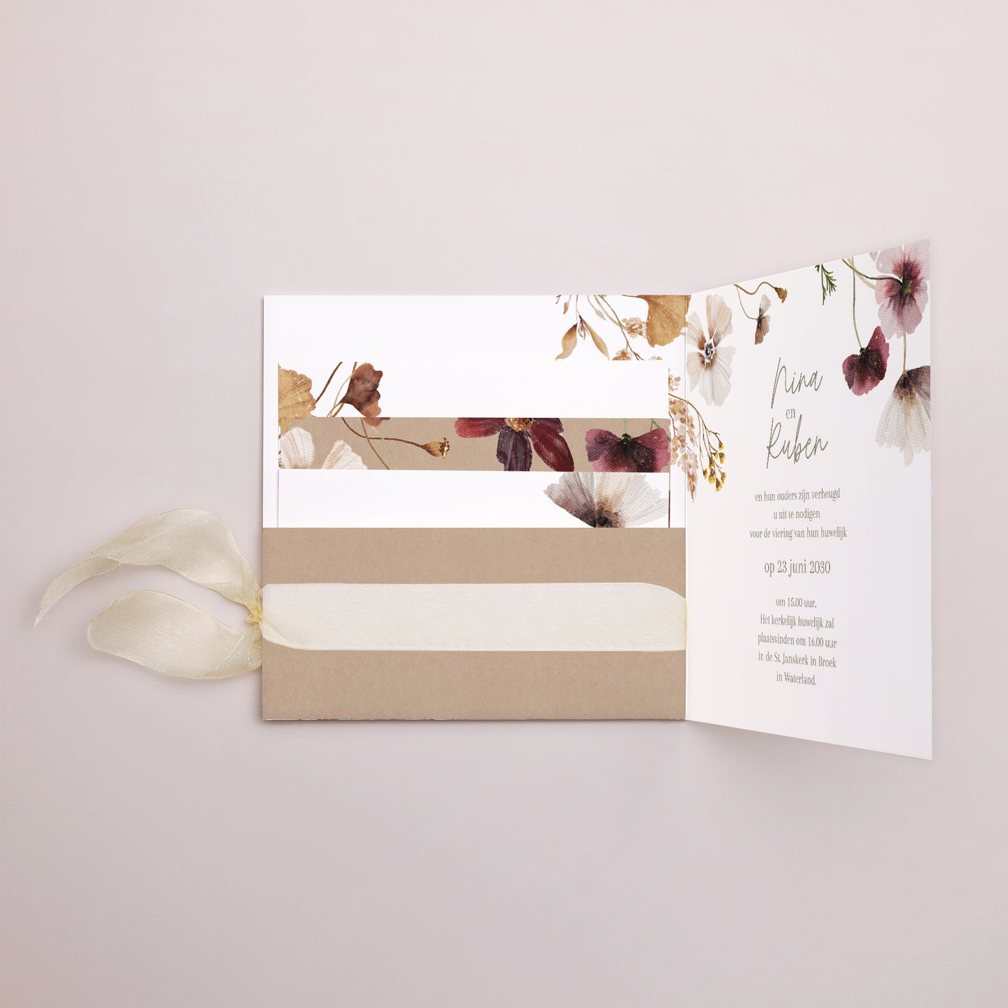 Uitnodigingskaart Huwelijk Vierkante tas, 3 kaarten, label Gedroogde veldbloemen II foto N° 2