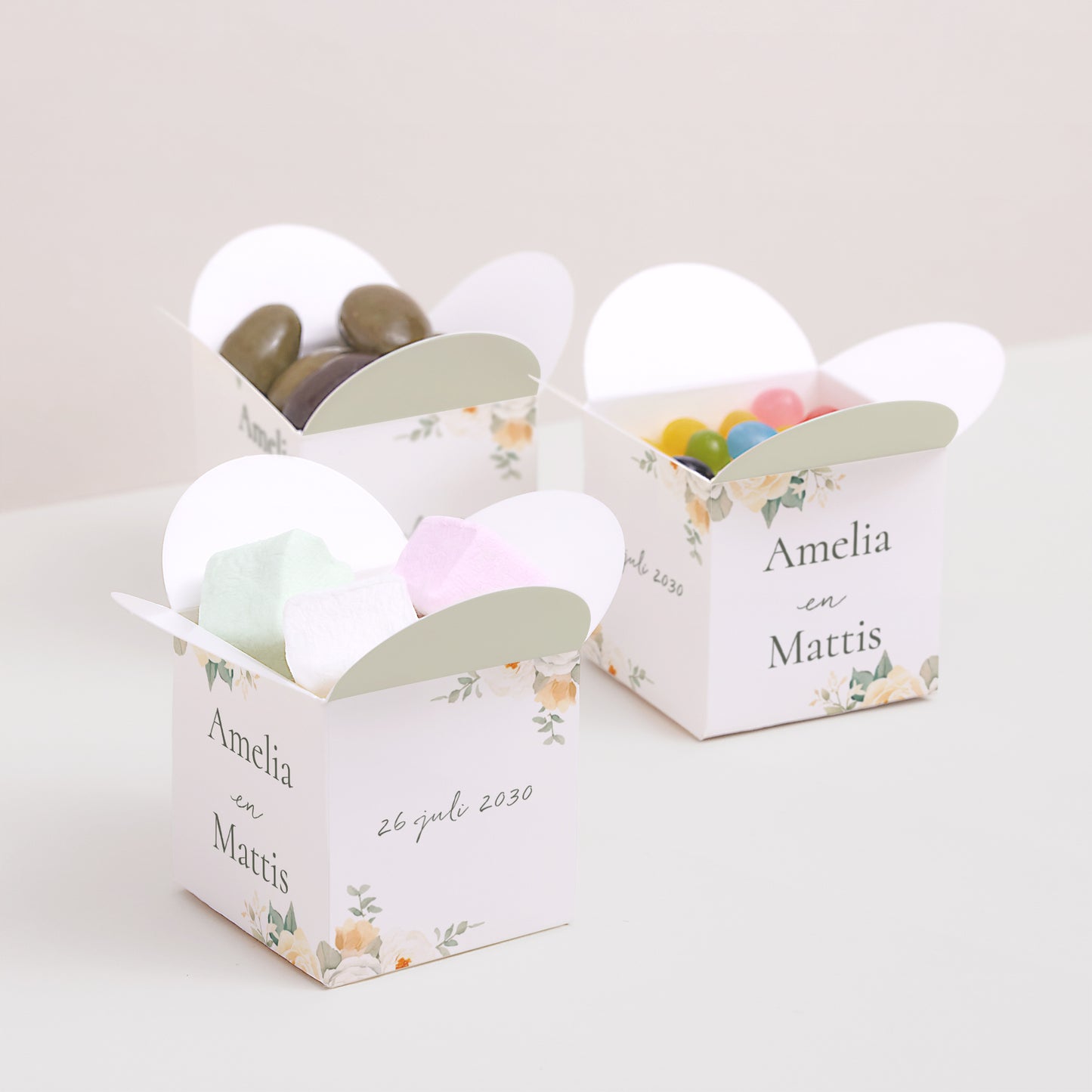 Doosje voor suikerbonen Huwelijk Vlinderklep opening Romantisch boeket foto N° 3