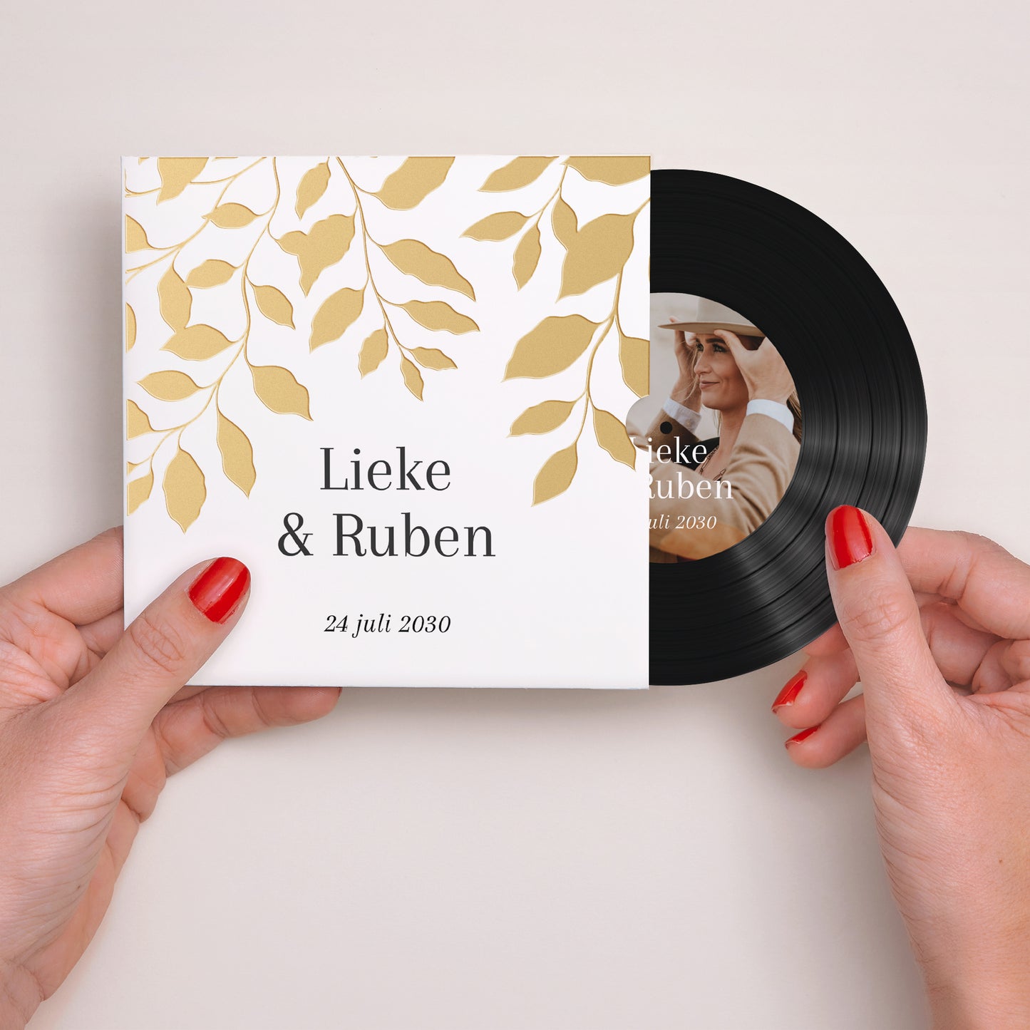Uitnodigingskaart Huwelijk Platenhoes gouden bladeren foto N° 2