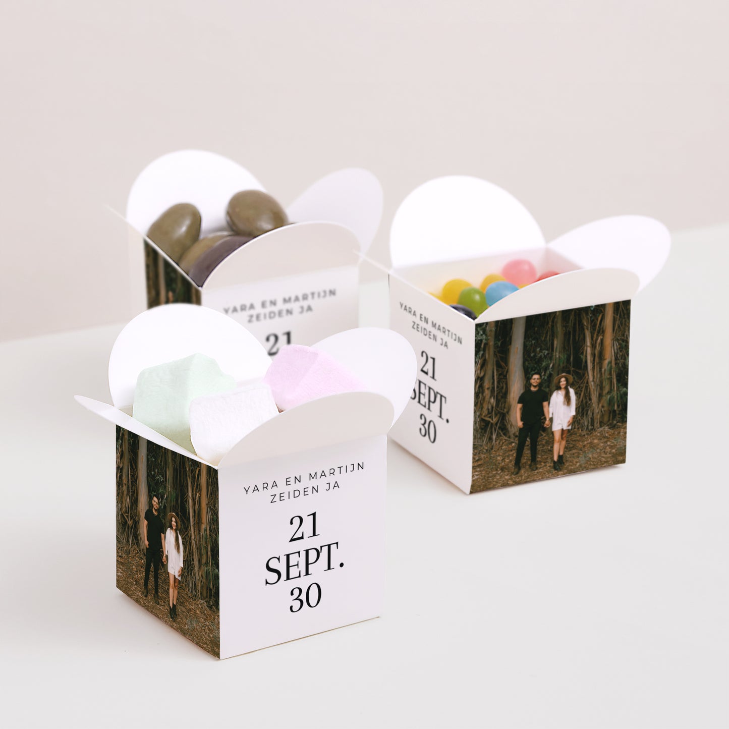 Doosje voor suikerbonen Huwelijk Vlinderklep opening Typo datum foto N° 3