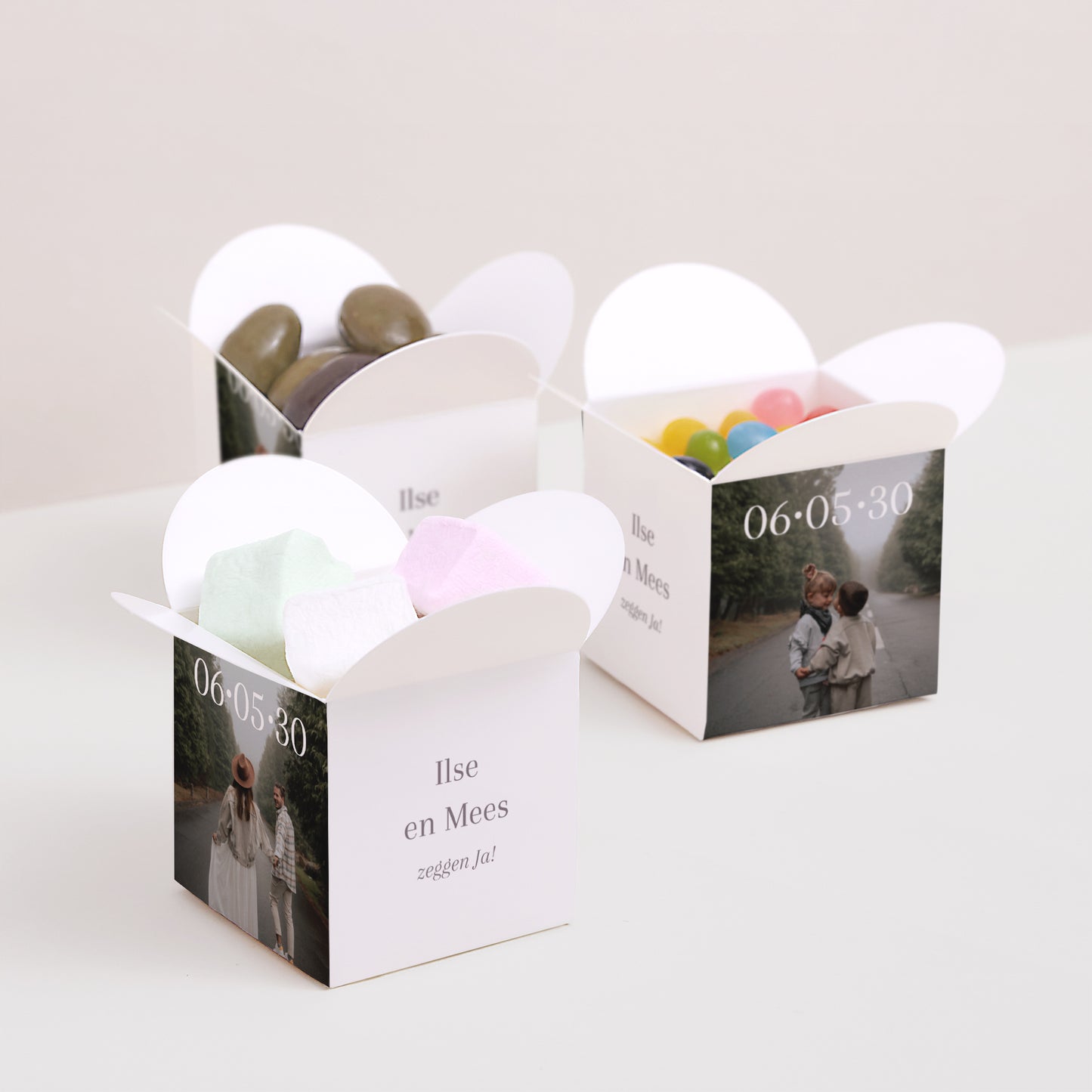 Doosje voor suikerbonen Huwelijk Vlinderklep opening Mam en pap gaan trouwen foto N° 3