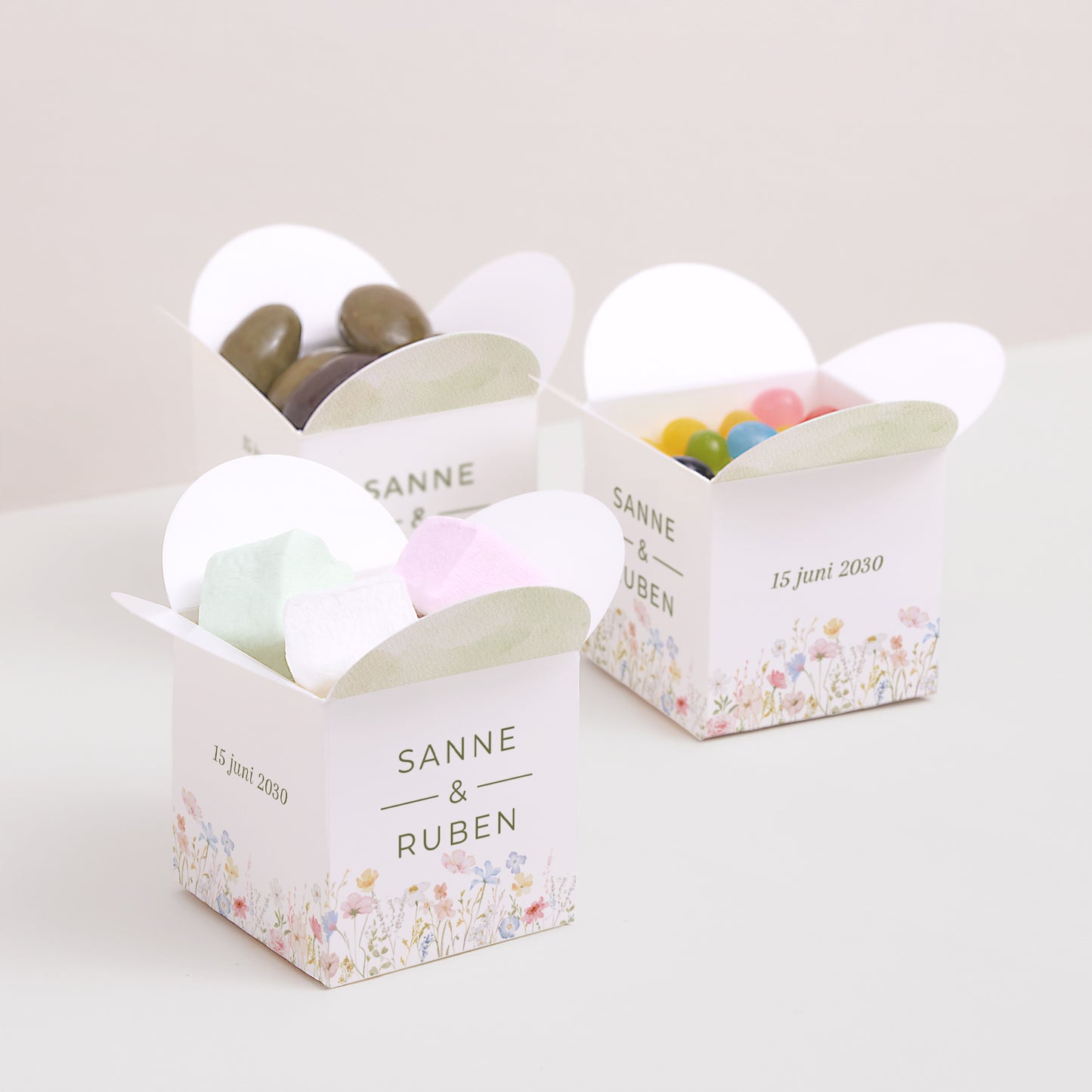 Doosje voor suikerbonen Huwelijk Vlinderklep opening Krant van wilde bloemen foto N° 3