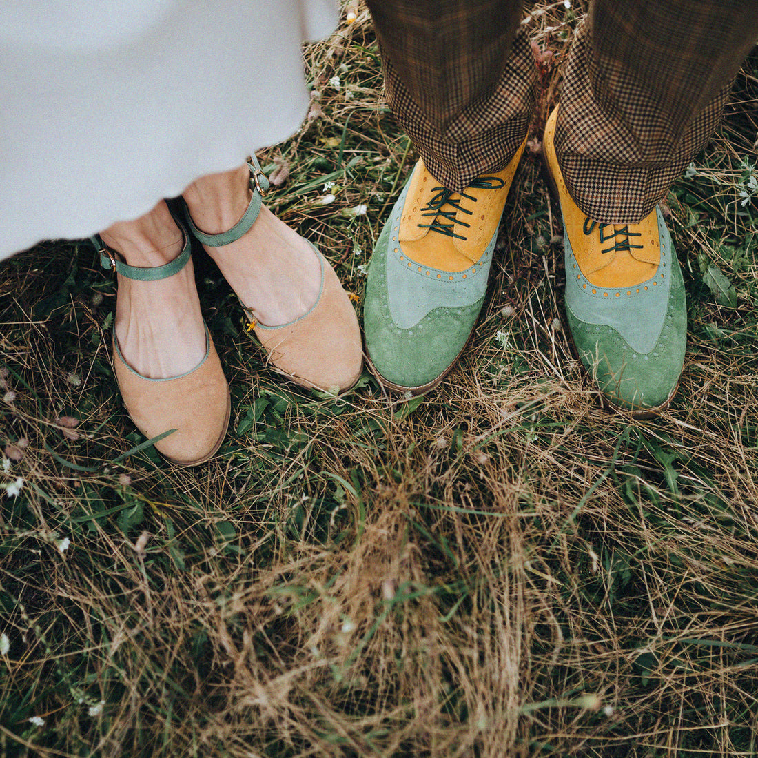 Chaussures d'un couple dans l'herbe