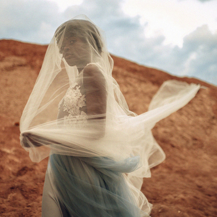 Femme avec un voile de mariée dans le vent