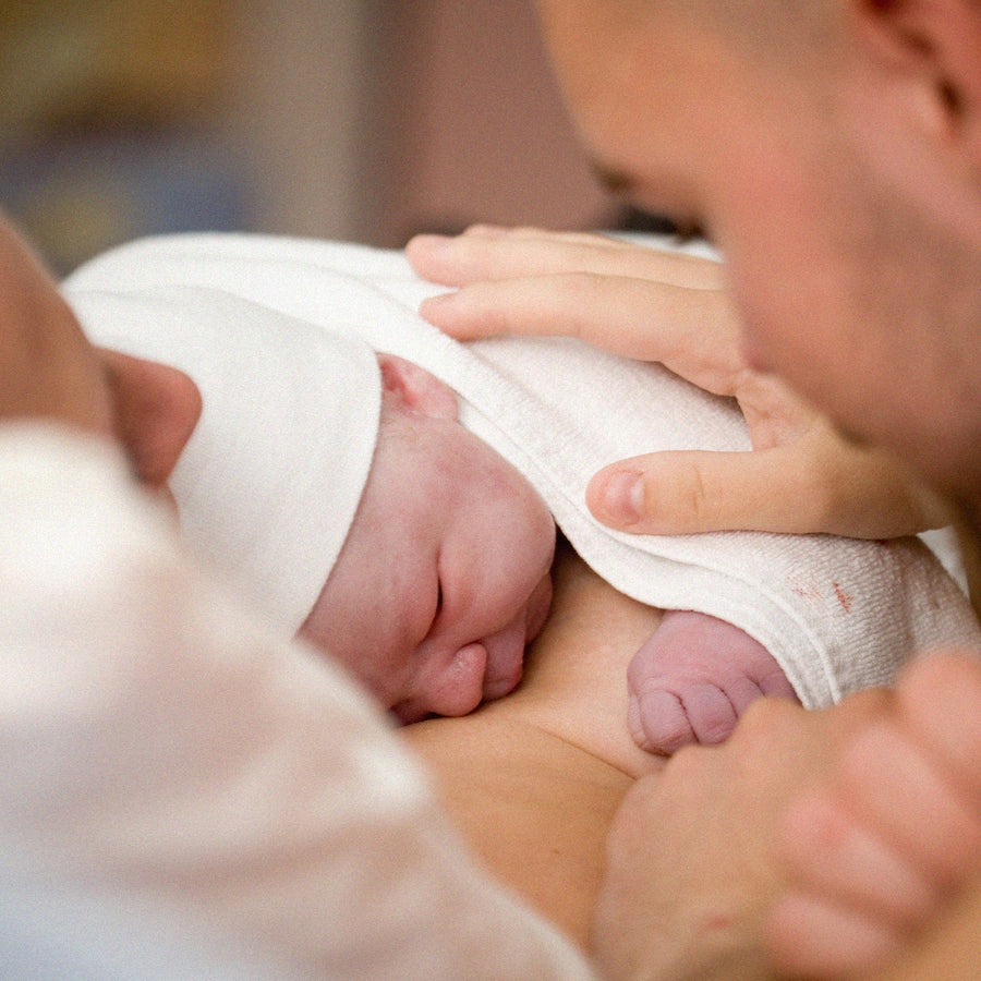 Maman et Papa autour de bébé qui vient de naître