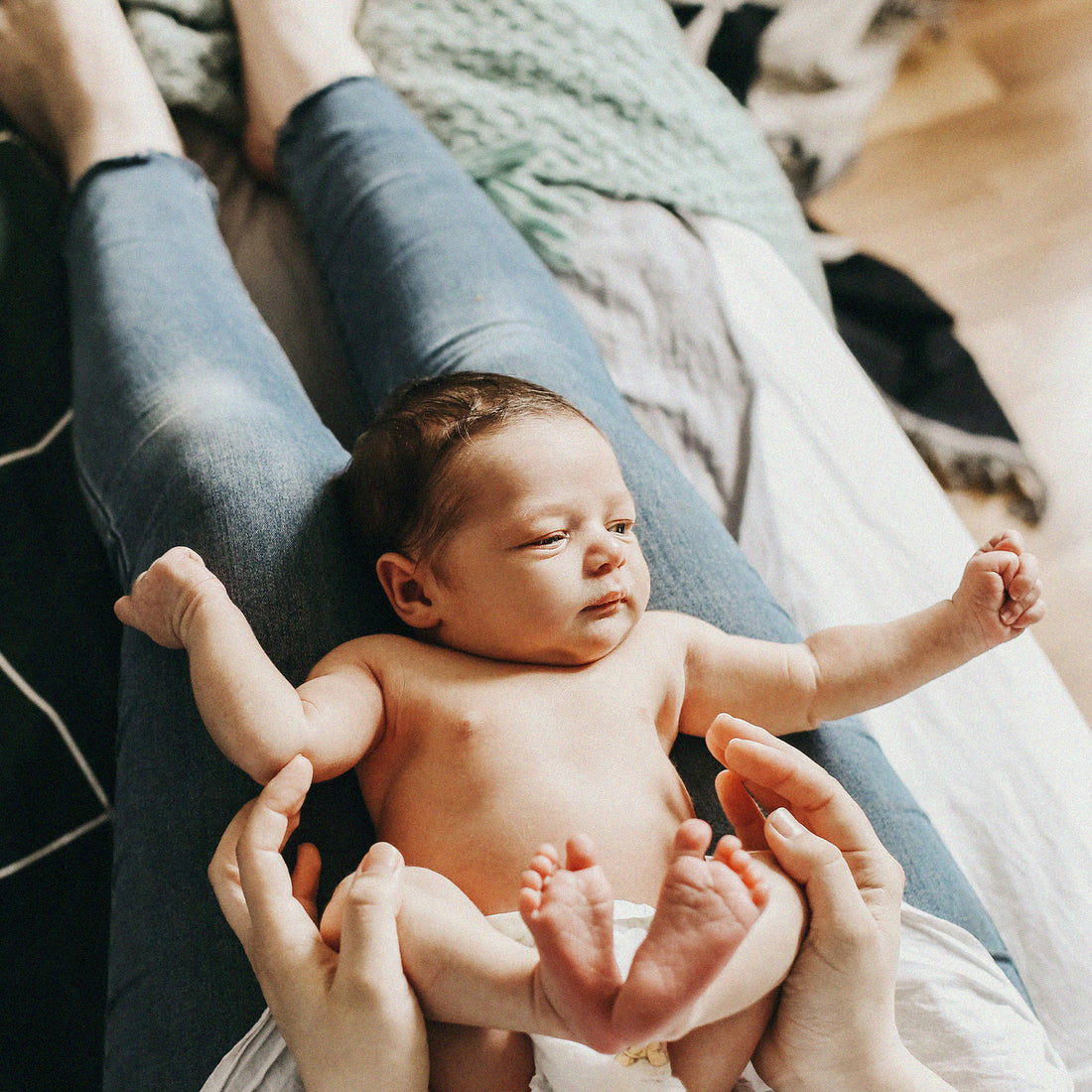 Bébé allongé sur les genoux de maman