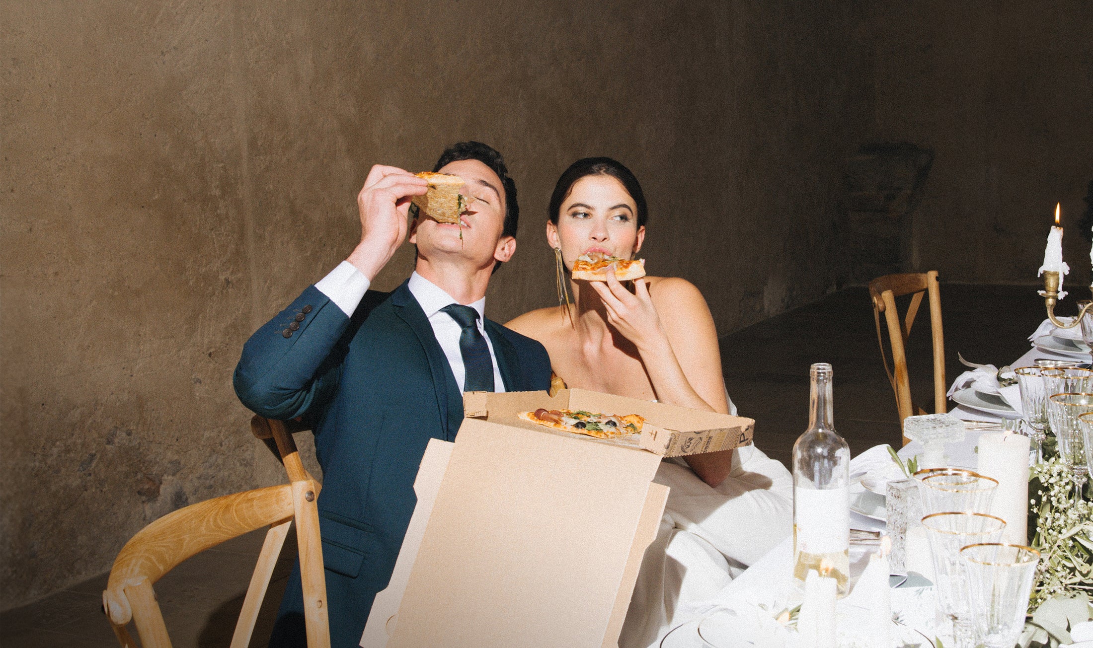 Couple qui mange une pizza