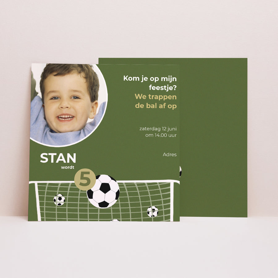 Uitnodigingen Kinderverjaardag Vierkant Voetbalwedstrijd foto