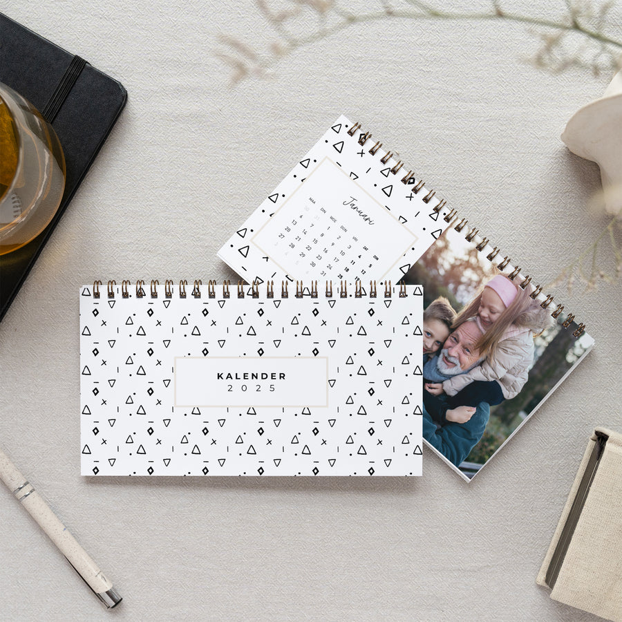 Kalender Eindejaar Kantoor, landschap ZWARTE EN WITTE driehoeken foto
