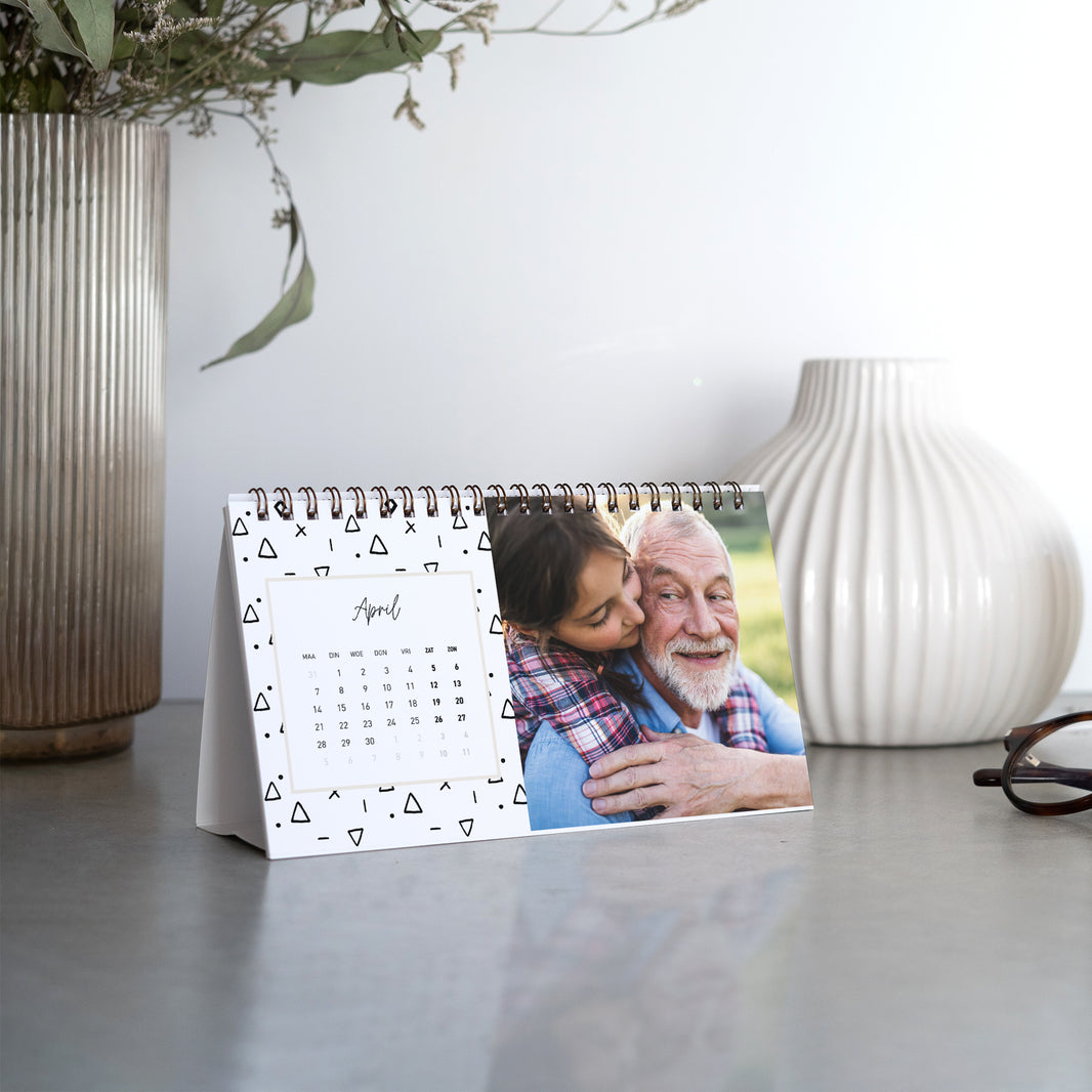 Kalender Eindejaar Bureau, landschap ZWARTE EN WITTE driehoeken foto N° 2