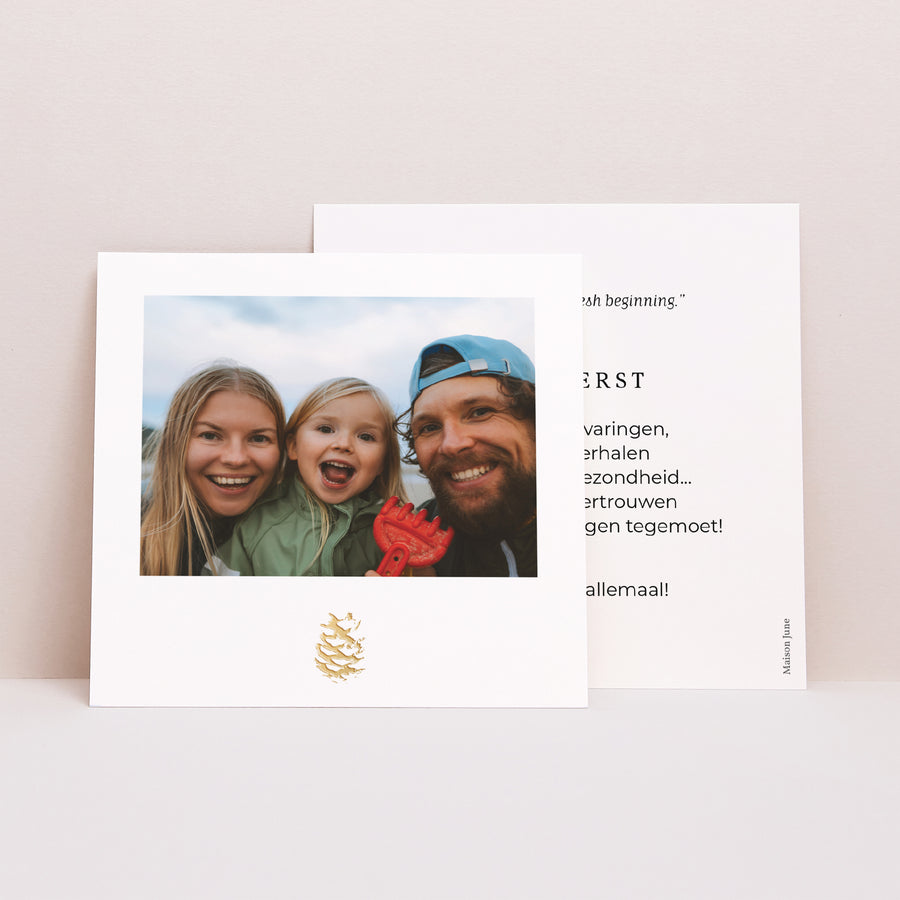 Kerstkaart Eindejaar Vierkant Gouden dennenappel foto