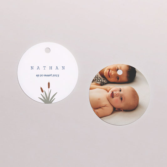 Cadeaulabel Doop Ronde Zwaan en kleine jongen foto