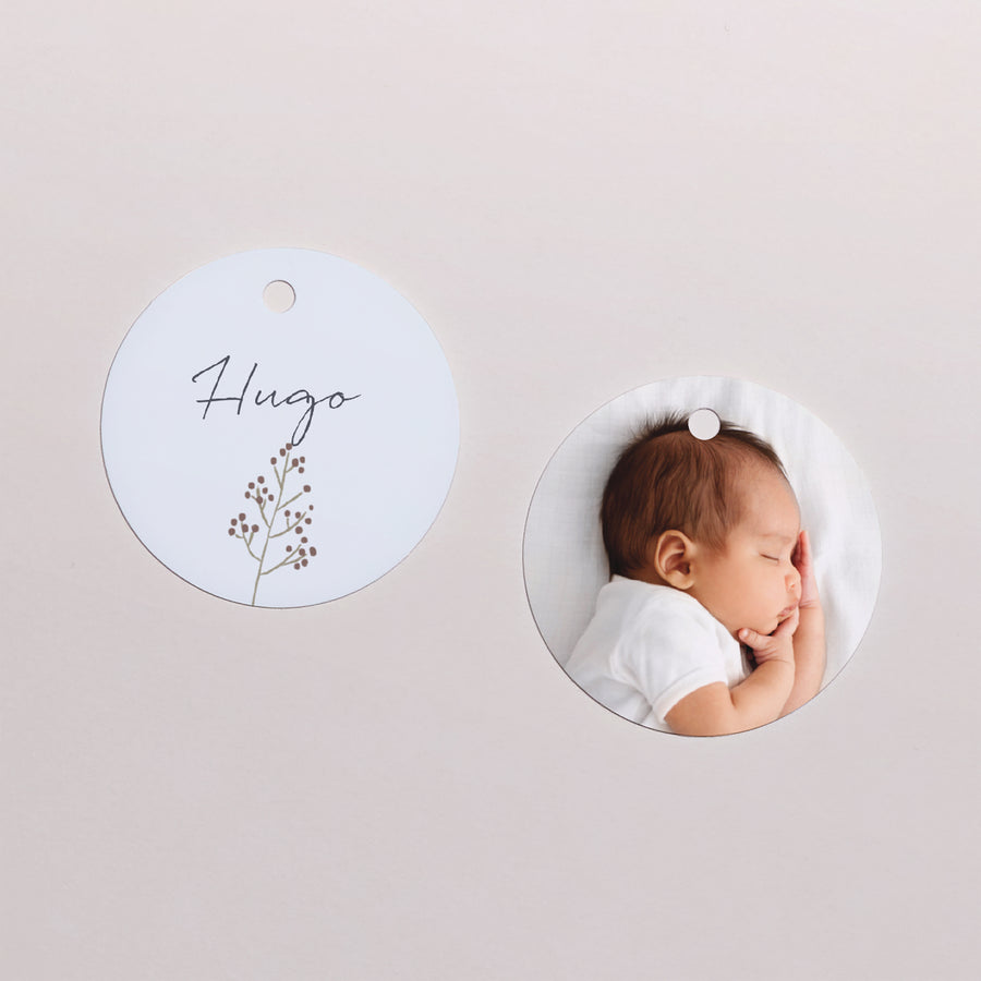 Cadeaulabel Geboorte Ronde Jongensgarderobe met grijsgroene achtergrond foto