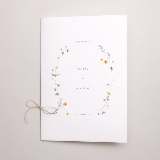 Kerkboekje Huwelijk Dubbele deur Kleine bloemenkrans foto