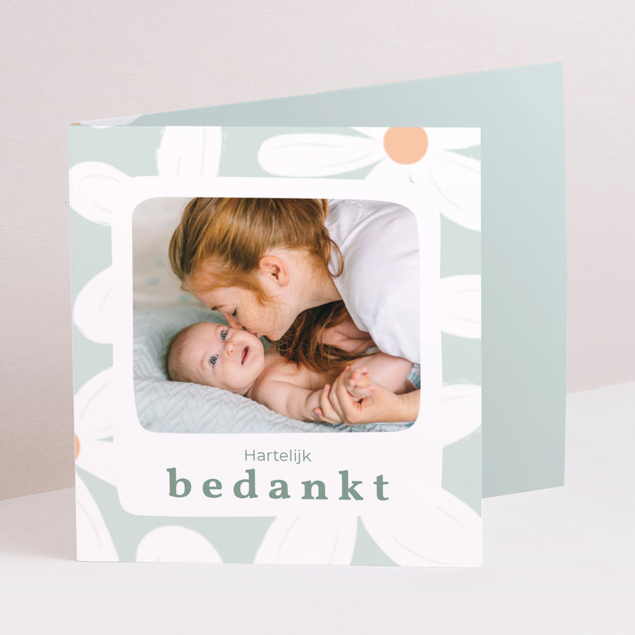 Bedankkaart Geboorte Twee asymmetrische panelen Blauwe margrieten foto