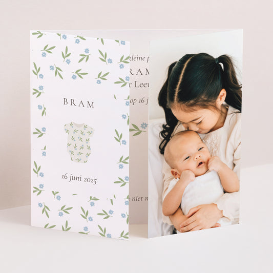 Uitnodigingskaart Geboorte Drieluiks vensteropening blauwe bloemen lichaam foto