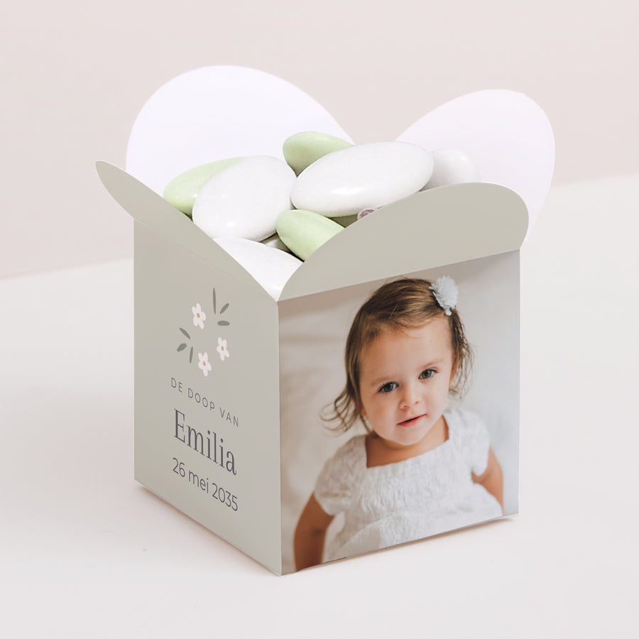 Doosje voor suikerbonen Doop Vlinderklep opening Kleine groene bloemen foto