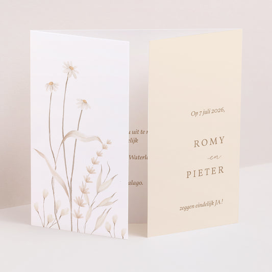 Uitnodigingskaart Huwelijk Drieluiks vensteropening Wilde bloemen foto
