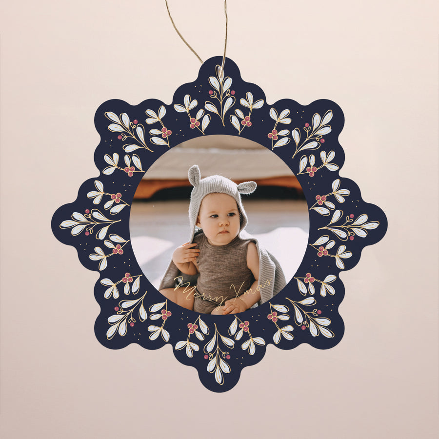 Kerstkaart Eindejaar Sneeuwvlok om op te hangen Een zachte winter foto