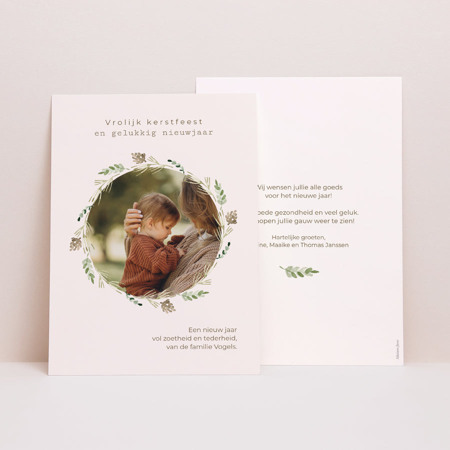 Kerstkaart Eindejaar Dennenappelkrans foto