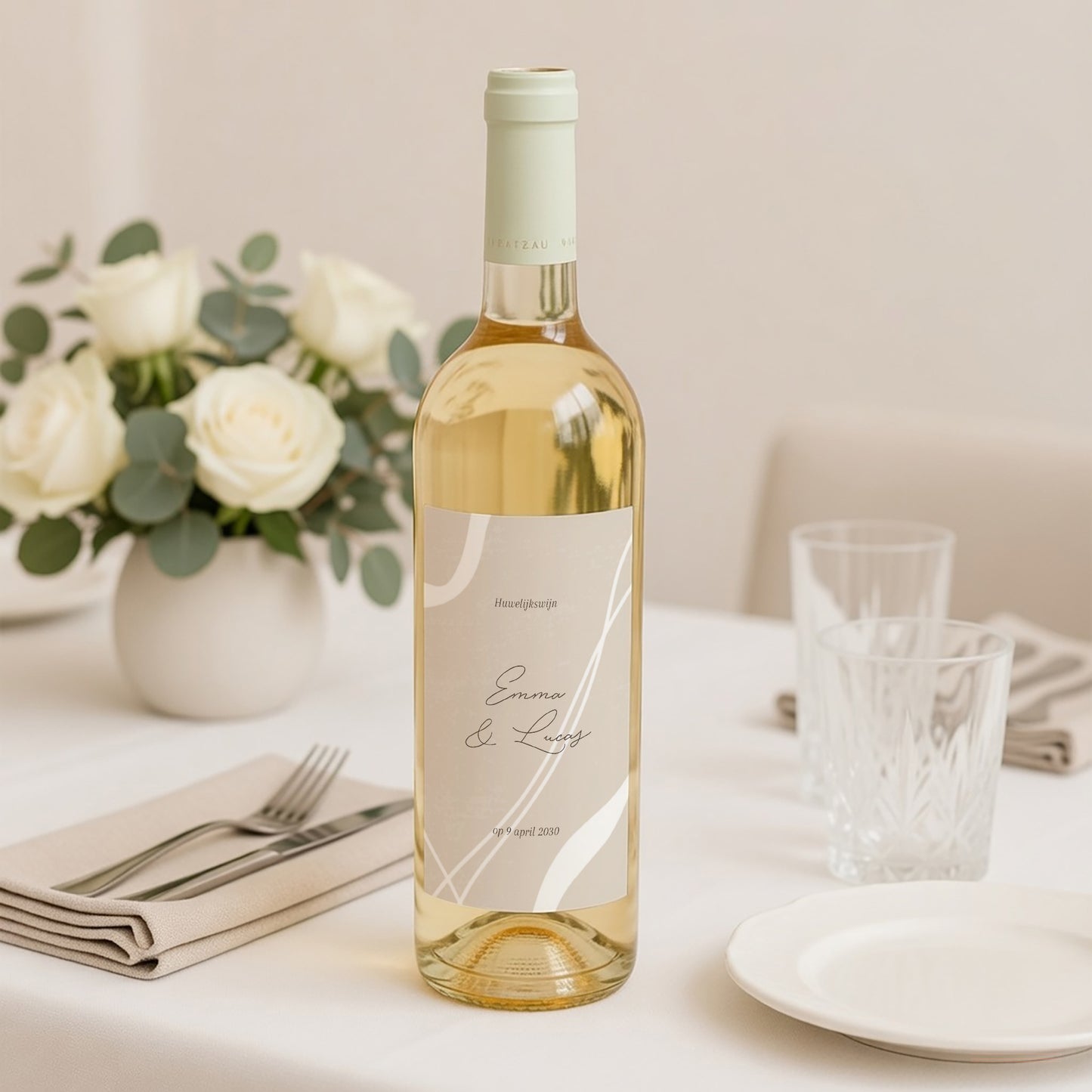 Flesetiket Huwelijk Portret Curven op een beige achtergrond foto N° 2