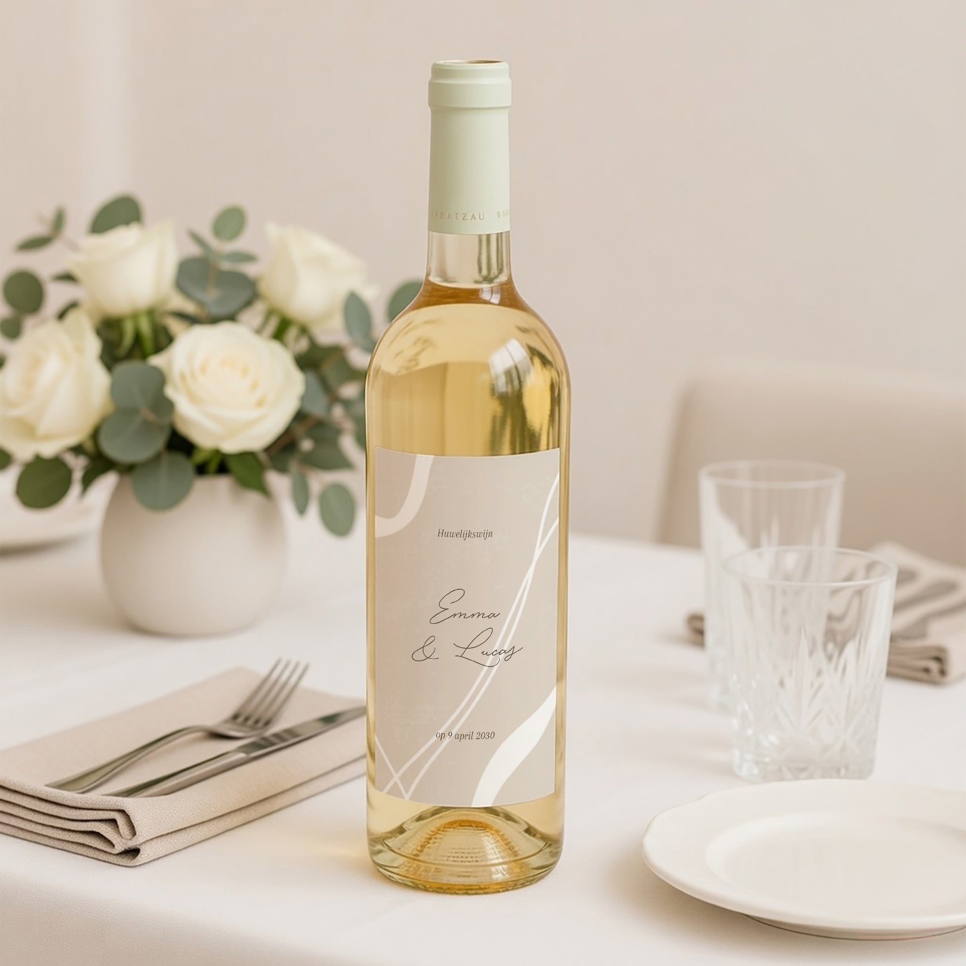 Flesetiket Huwelijk Portret Curven op een beige achtergrond foto N° 2