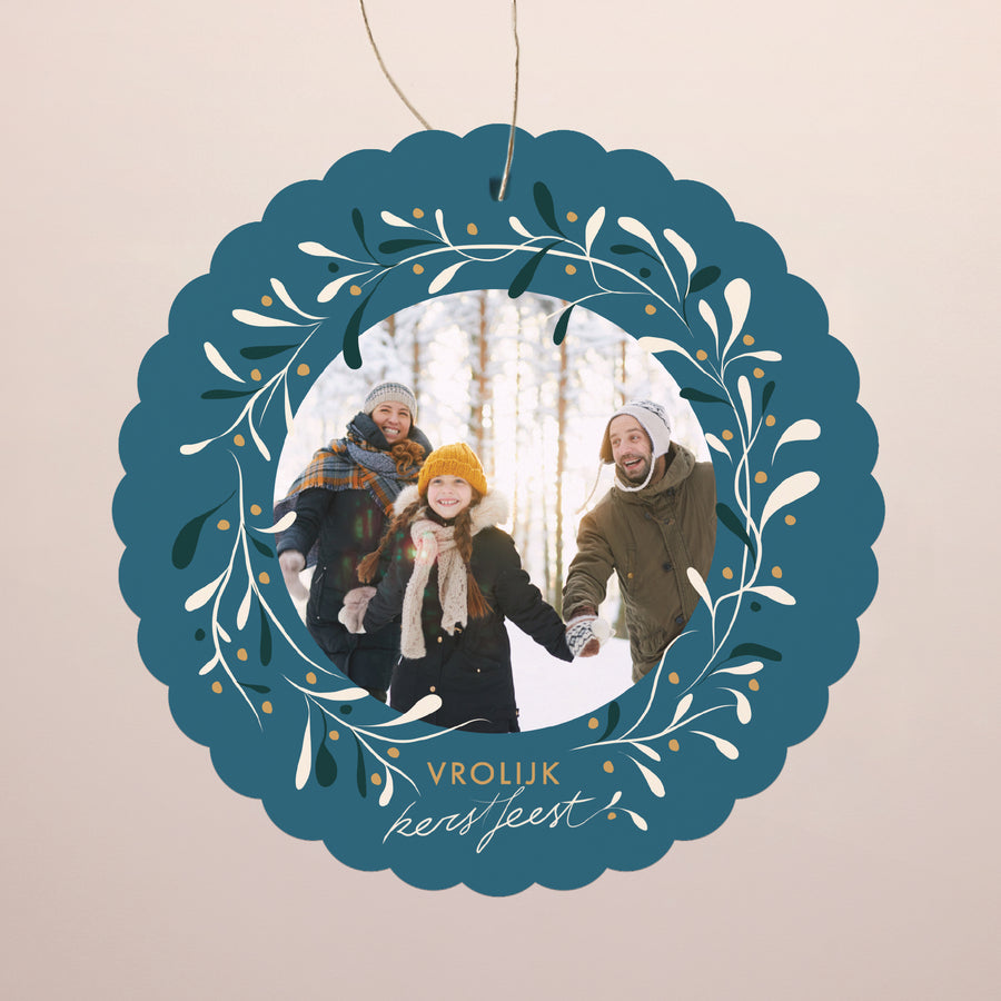 Kerstkaart Eindejaar Om op te hangen. Hulst en geluk foto