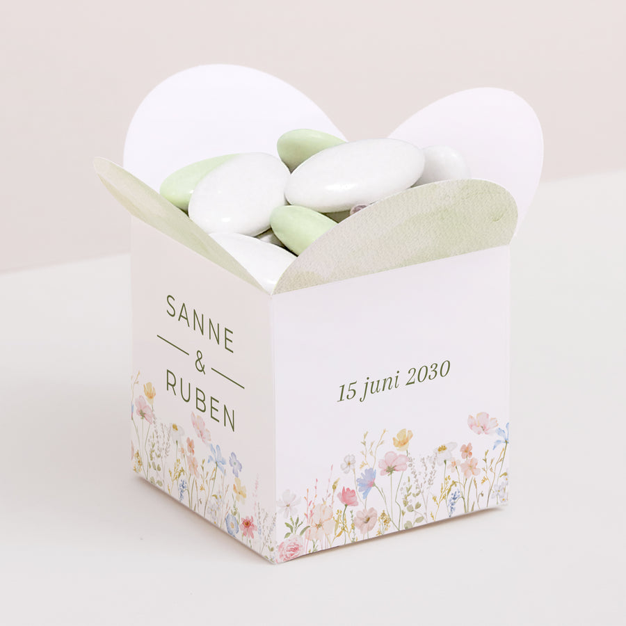 Doosje voor suikerbonen Huwelijk Vlinderklep opening Krant van wilde bloemen foto