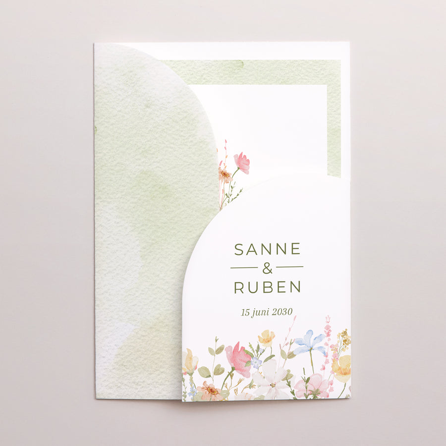 Uitnodigingskaart Huwelijk Map 2 kaarten Krant van wilde bloemen foto