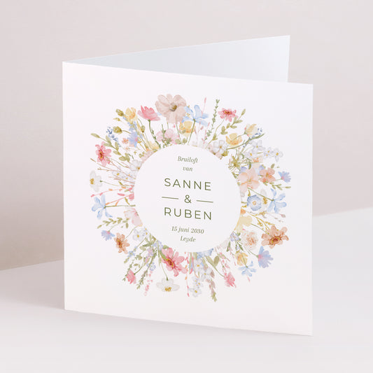 Uitnodigingskaart Huwelijk Dubbele vierkante vouw Krant van wilde bloemen foto