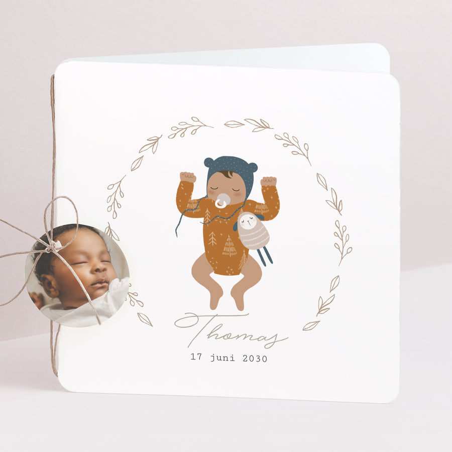 Uitnodigingskaart Geboorte Dubbel vierkant vouw, afgeronde hoeken, ronde label. De mooiste baby - jongen foto